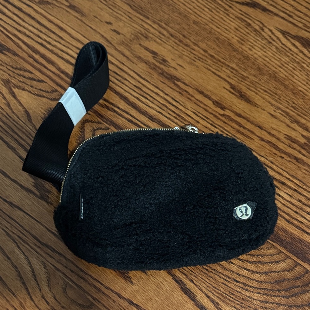 Lululemon everywhere fleece belt bag